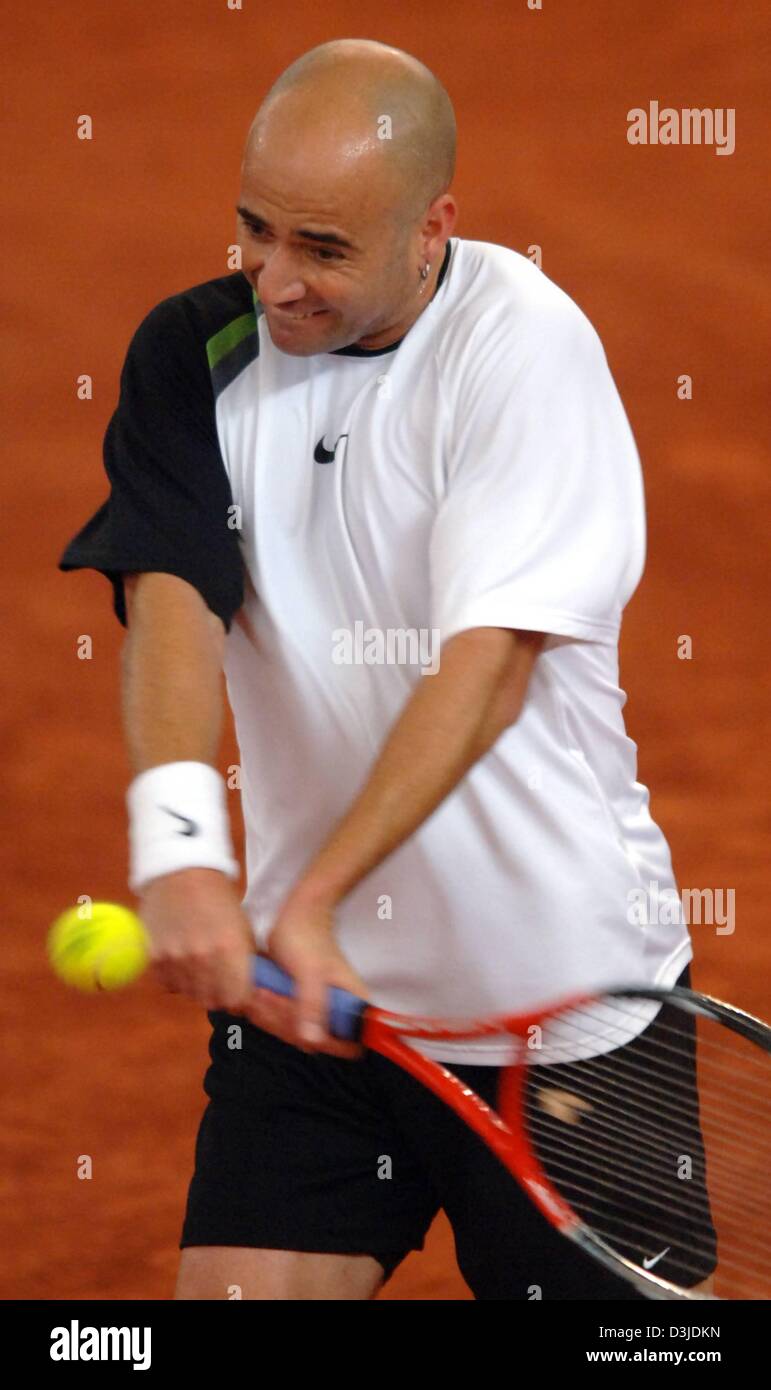 (Dpa) - US-Tennisspieler Andre Agassi kehrt den Ball mit einem Rückhand in der Partie gegen spanische Tennisspielerin Lopez während der ATP-Tennisturnier in Hamburg, Deutschland, 10. Mai 2005. Stockfoto