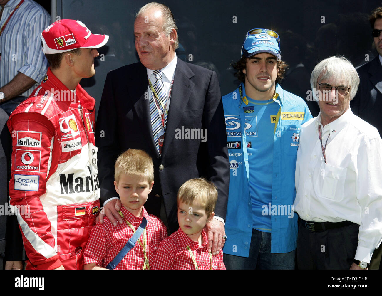 (Dpa) - deutsche Formel1 Rennfahrer Michael Schumacher Team Ferrari, spanische König Juan Carlos mit seinen zwei Enkelkindern Pablo Nicolas und Juan Valentin, spanische Fahrer Fernando Alonso Team Renault und Formel-1-Boss Bernie Ecclestone (von L-R) erfüllen, bevor der Grand Prix von Spanien in der Formel1 Rennstrecke Circuit de Catalunya in der Nähe von Barcelona in Spanien Montelo, 8. Mai 2005. Stockfoto