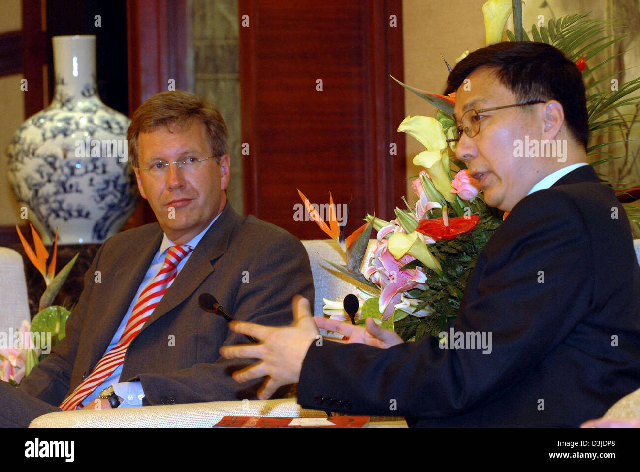 (Dpa) - Christian Wulff (L), Premier das Land Niedersachsen und der Bürgermeister von Shanghai Han Zheng (R), zu sprechen, während einer Pressekonferenz in Shanghai, China, 9. Mai 2005. Wulff und eine Delegation von rund 70 Vertreter der deutschen Wirtschaft zahlen einen Besuch nach China bis Whit Montag. Stockfoto