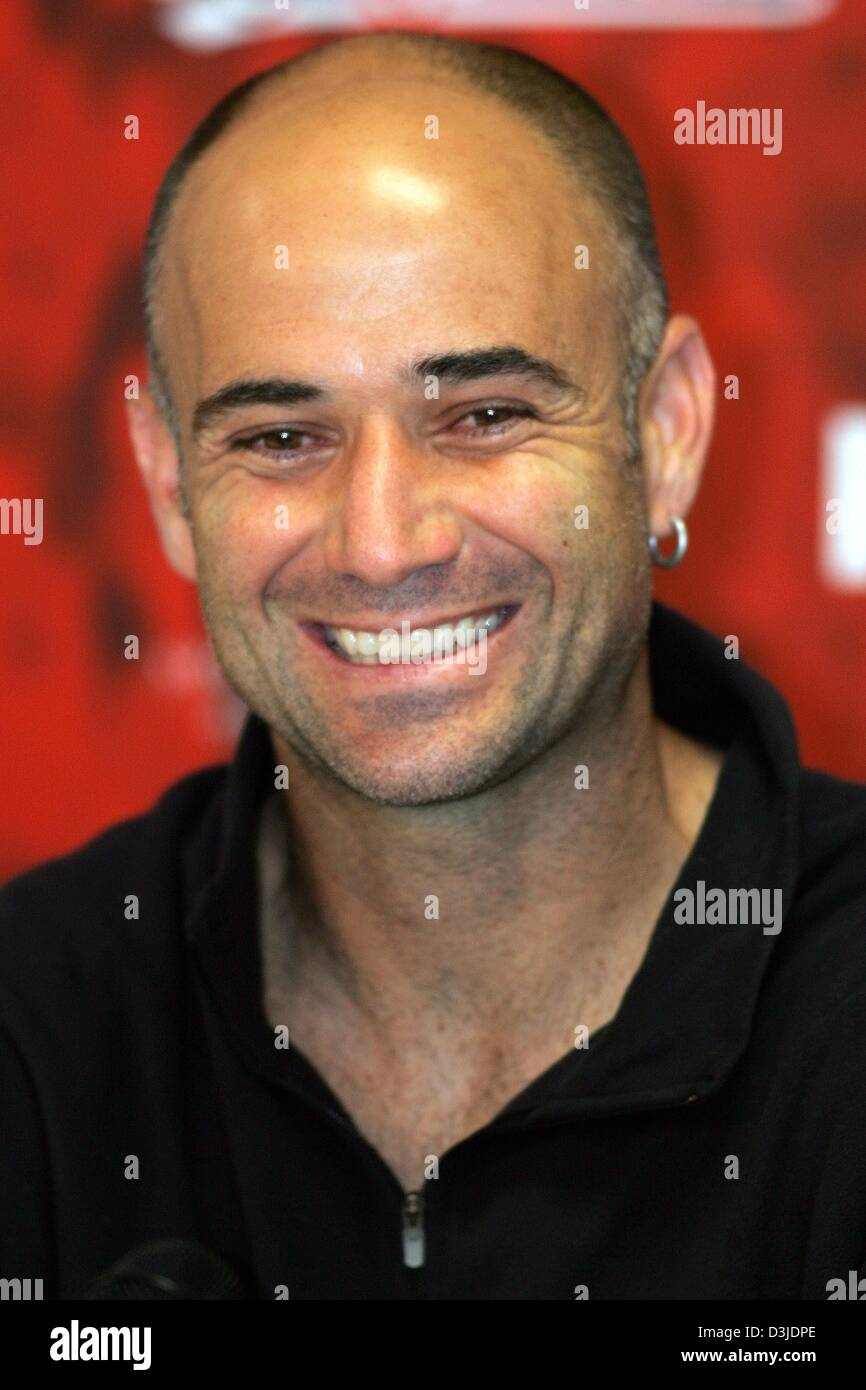 (Dpa) - U.S. amerikanischen Tennisprofi Andre Agassi lächelt leicht während einer Pressekonferenz des Tennis-Masters-Turnier in Hamburg, Deutschland, 9. Mai 2005. Agassi konkurrieren nicht in Hamburg seit 2001. Sein erste Vorrundenspiel findet Dienstag, 10. Mai 2005. Stockfoto