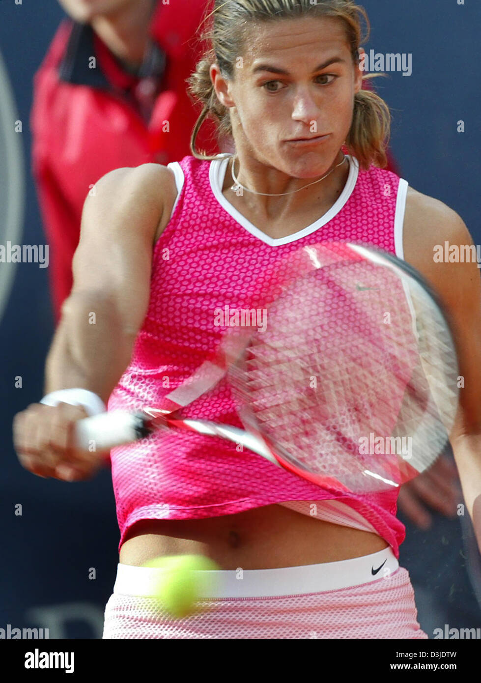 (Dpa) - französischer Tennisspieler Amelie Mauresmo kehrt den Ball im Spiel gegen französische Tennisspielerin Virginie Razzano während der Qatar Total German Open Tennis-Turnier in Berlin, 5. Mai 2005. Amélie Mauresmo gewann das Spiel 6-4 und 6-2. Stockfoto