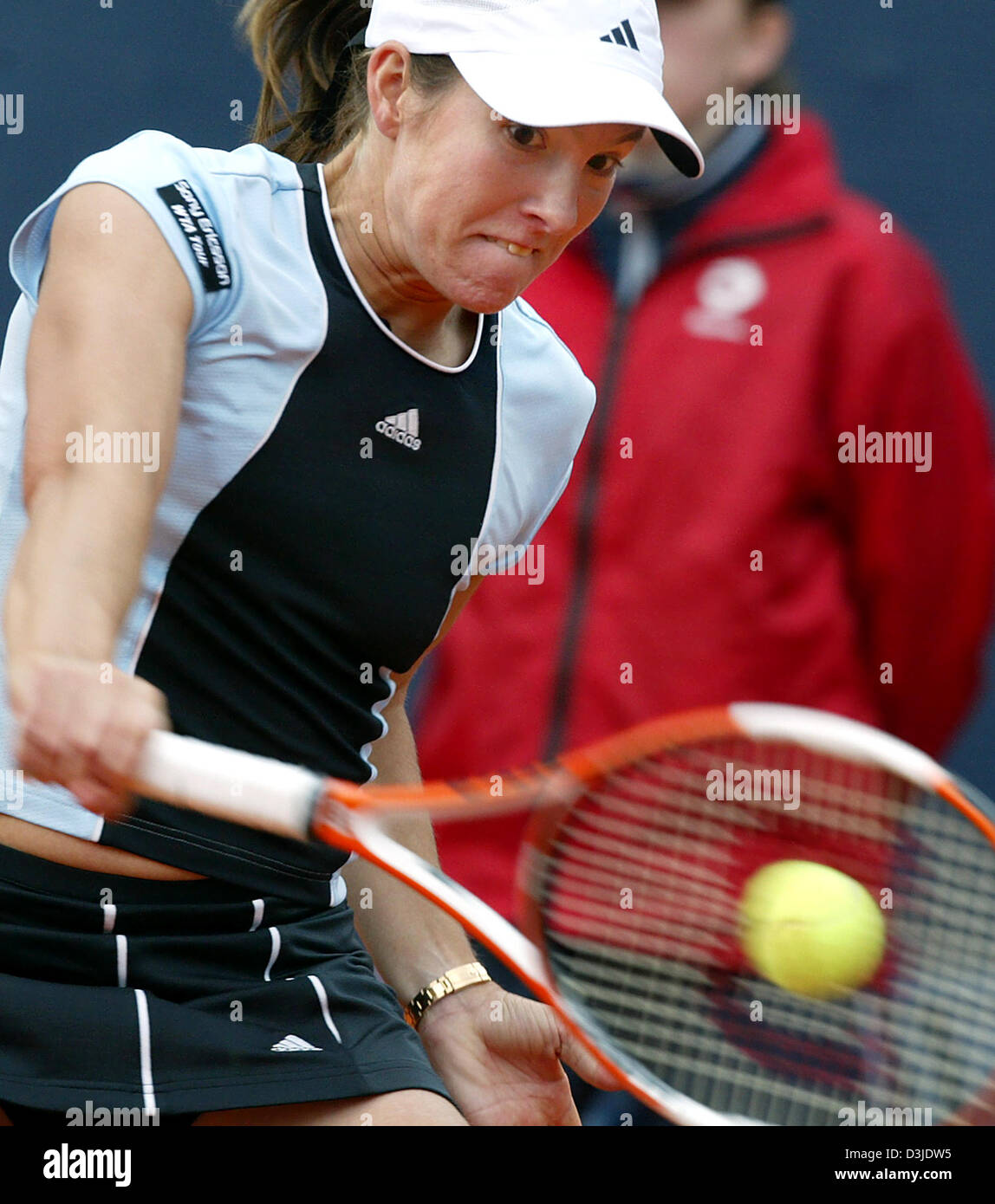 (Dpa) - belgische Tennisspielerin Justine Henin-Hardenne kehrt den Ball im Spiel gegen tschechische Tennisspielerin Kveta Peschke während der Qatar Total German Open Tennis-Turnier in Berlin, 5. Mai 2005. Henin-Hardenne hat das Spiel gewonnen. Stockfoto