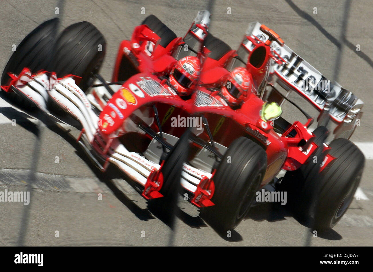 (Dpa) - erscheint ein Spiegelbild der deutschen Formel1 Rennfahrer Michael Schumacher Ferrari seinen Rennwagen fahren in den Fenstern oberhalb der Boxengasse während des zweiten Trainings auf dem Circuit de Catalunya, der Formel-1-Rennstrecke in Montmelo, in der Nähe von Barcelona, Spanien, Freitag, 6. Mai 2005. Der Grand Prix von Spanien beginnt am Sonntag, 8. Mai 2005. Stockfoto