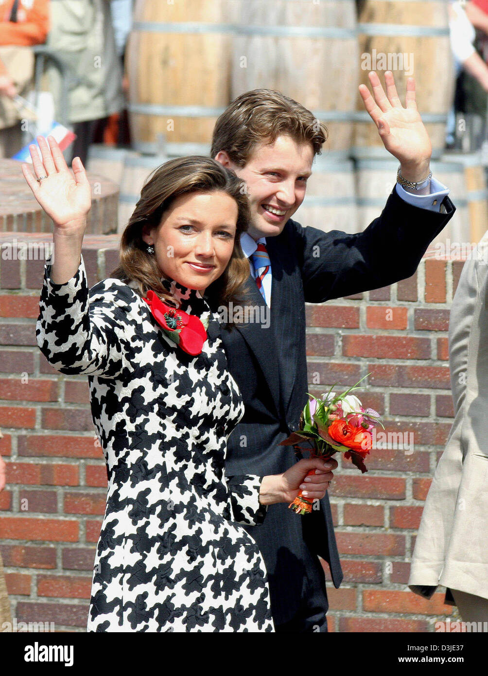 (Dpa) - Prinz Floris Oranje-Nassau (R) und seine Verlobte Aimee Söhngen Lächeln und winken, wenn sie durch das Seasside Resort von Scheveningen, Deutschland, 30. April 2005 schlendern. Königin Beatrix der Niederlande und ihre Familie feierte gemeinsam mit dem Publikum ihr 25. Jubiläum. Stockfoto