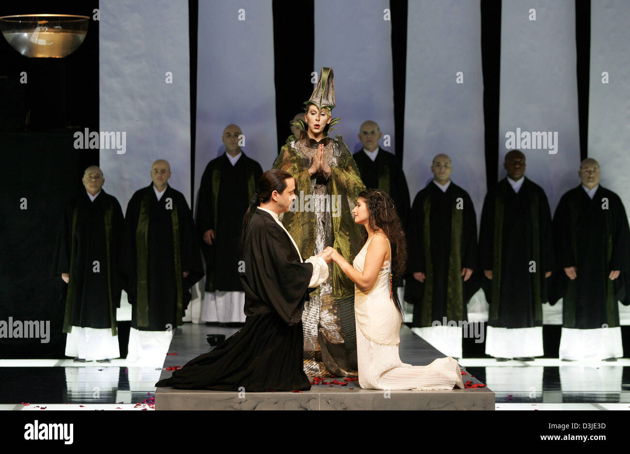 (Dpa) - Proben Opernsänger Irena Vishlizkaja als Prinzessin Lan (R), Paul Brady (L) als ihr Geliebter und der letztere Priester Seikyo und Teemeister Lu (C) zusammen mit Mitgliedern des Staatstheaters Oldenburg eine Szene der chinesische Komponist Tan Dun Oper "Tee" in Oldenburg, Deutschland, 26. April 2005. Uraufführung der Oper war in Tokio 2002. Die Oper umfasst die Geschichte der japanischen prie Stockfoto