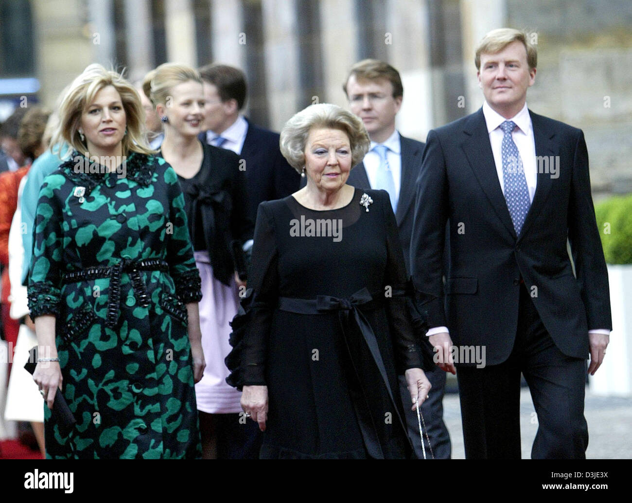 (Dpa) - Königin Beatrix der Niederlande (C), Crown Prince Willem-Alexander (R) und Prinzessin Maxima (L) kommen für die Feier der Königinnen 25-jährigen Jubiläums auf dem Dam-Platz-Platz in Amsterdam, Niederlande, 28. April 2005. Stockfoto