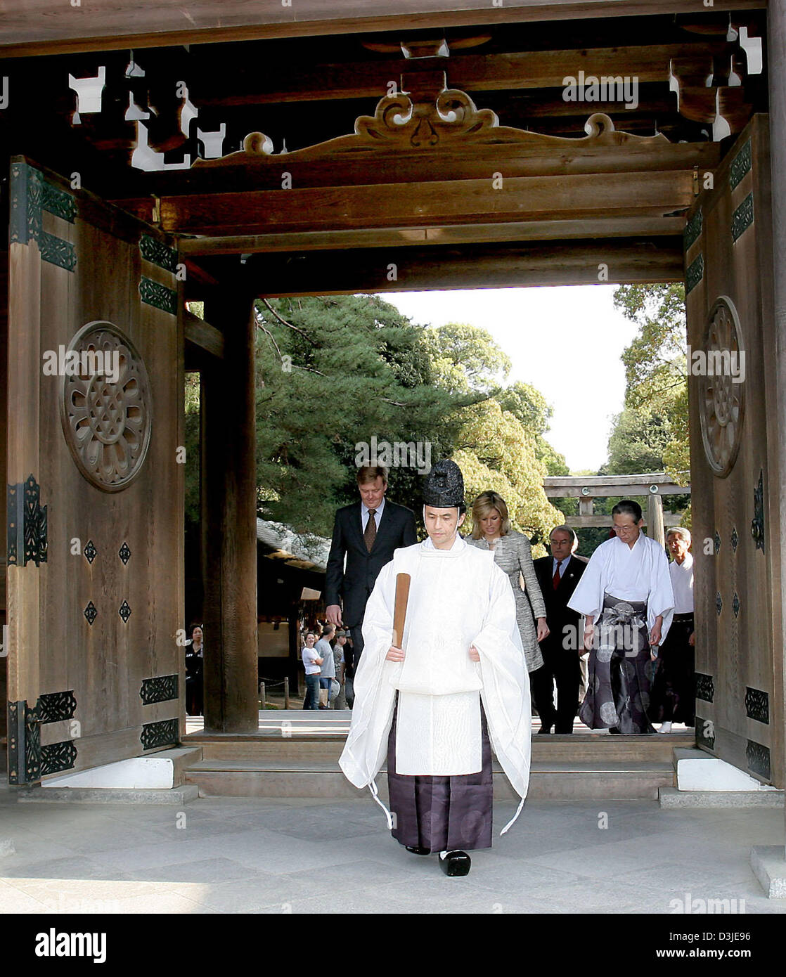 (Dpa) - Prinz Willem-Alexander und Prinzessin Maxima (zurück) besuchen die Meiji Shrine Temple in Tokio, Japan, 17. April 2005. Das niederländische Königspaar abrechenbar einen dreitägigen Besuch in Japan. Stockfoto