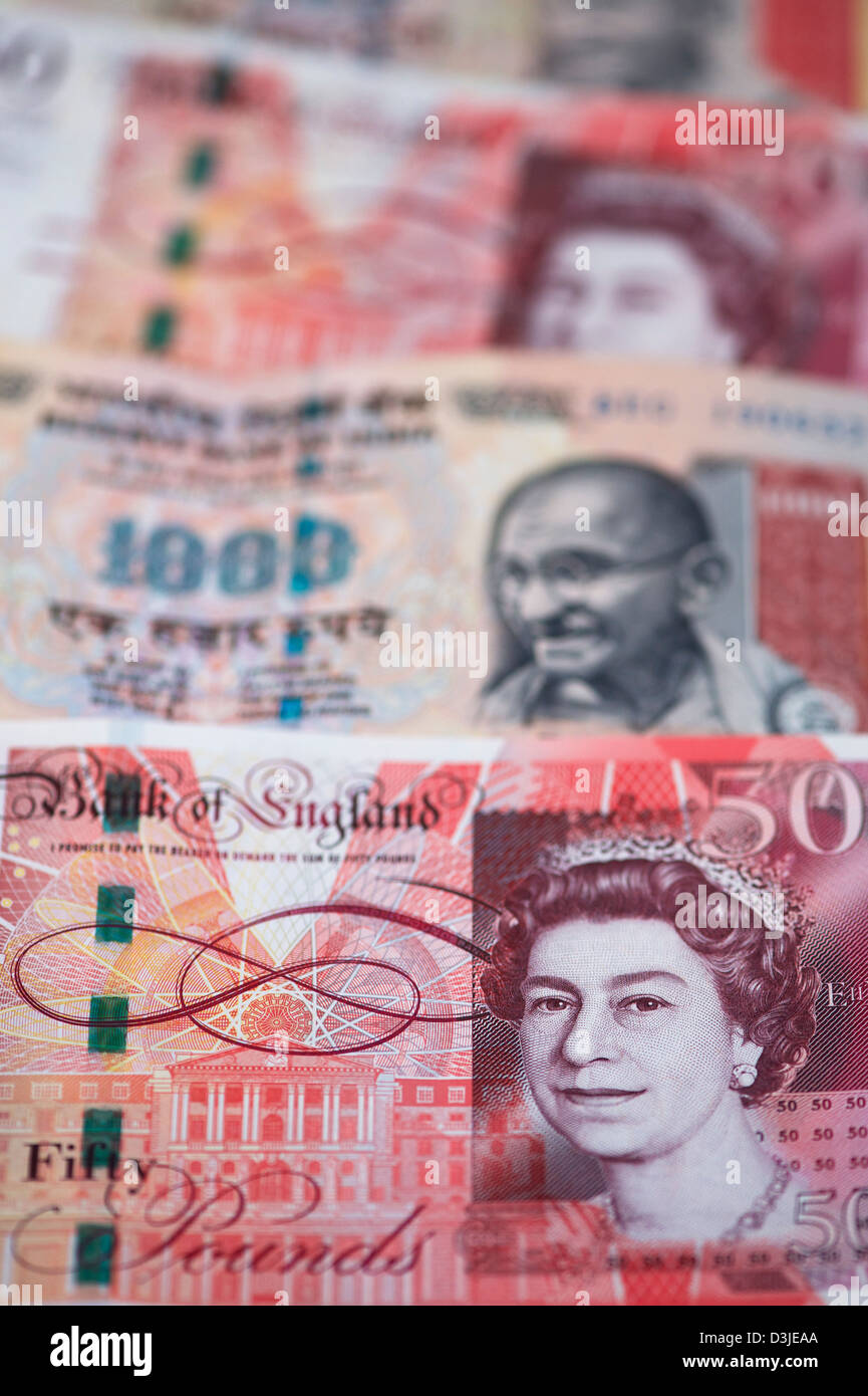 Britische und indische Währung. Sterling und Rupie Noten Stockfoto