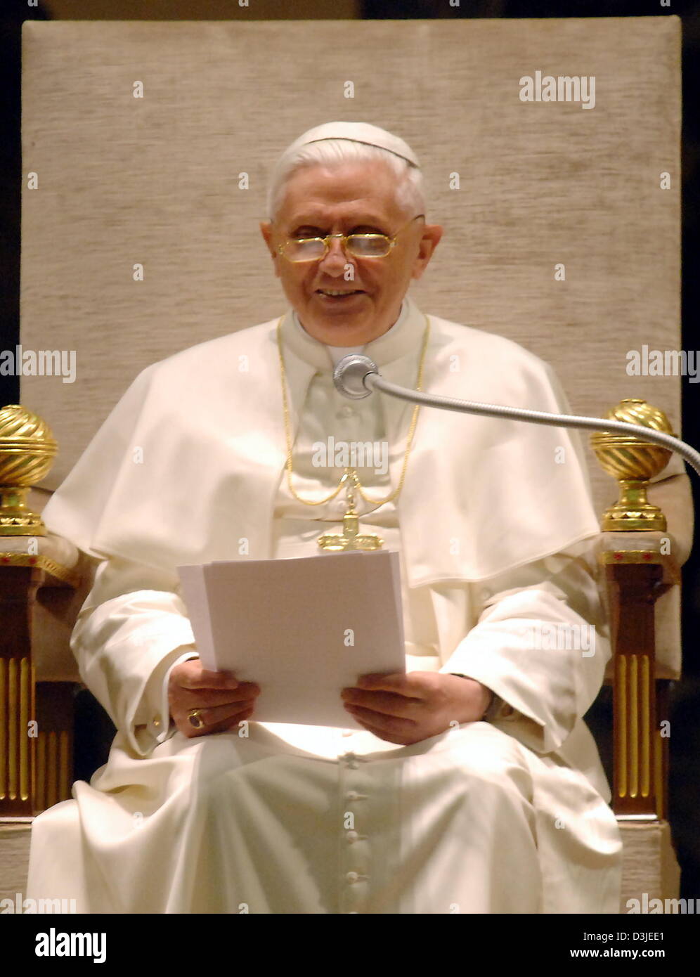 (Dpa) - Papst Benedict XVI spricht mehrere tausend Journalisten in der Empfangshalle im Vatikan in Rom, Italien, 23. April 2005. Während des Empfangs appellierte der 78-jährige Papst an die Medien, um eine verantwortungsbewusste Haltung zu demonstrieren, um einen positiven Beitrag zur Gesellschaft zu leisten. Stockfoto