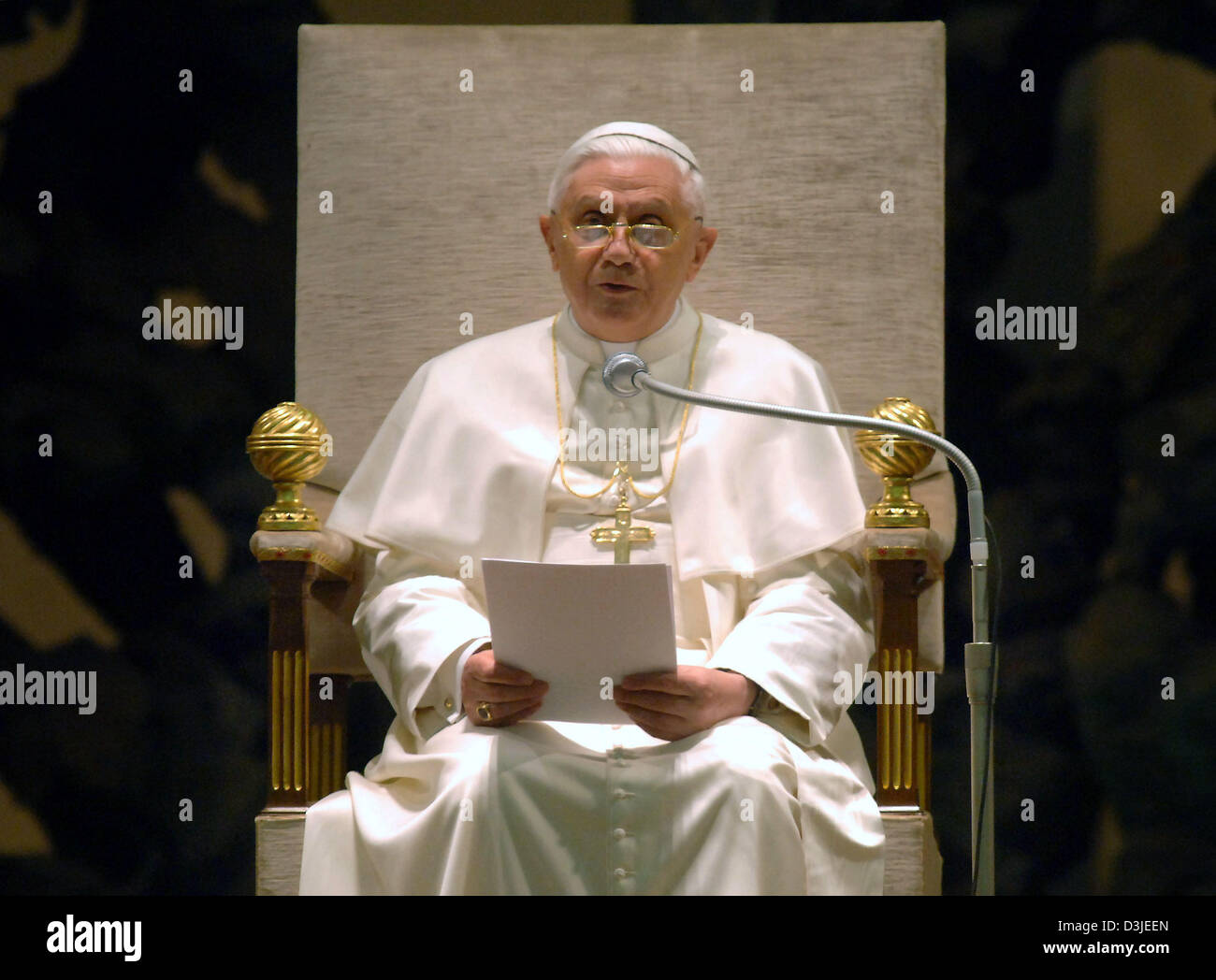 (Dpa) - Papst Benedict XVI spricht mehrere tausend Journalisten in der Empfangshalle im Vatikan in Rom, Italien, 23. April 2005. Während des Empfangs appellierte der 78-jährige Papst an die Medien, um eine verantwortungsbewusste Haltung zu demonstrieren, um einen positiven Beitrag zur Gesellschaft zu leisten. Stockfoto