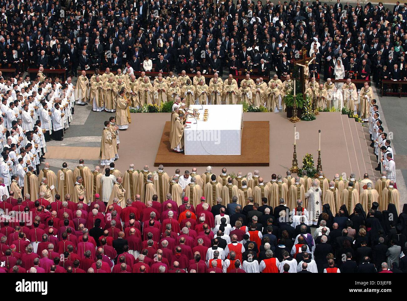 (Dpa) - steht Pope Benedict XVI (C) hinter dem Altar, umrahmt von Kardinälen, Mitglieder des Klerus und Staatsgäste, während des Gottesdienstes auf dem Platz St. Peter im Vatikan in Rom, Italien, 24. April 2005. Papst Benedict XVI als neuen Leiterin der römisch-katholischen Kirche, heute am Sonntag, 24. April 2005 eingeweiht. Stockfoto
