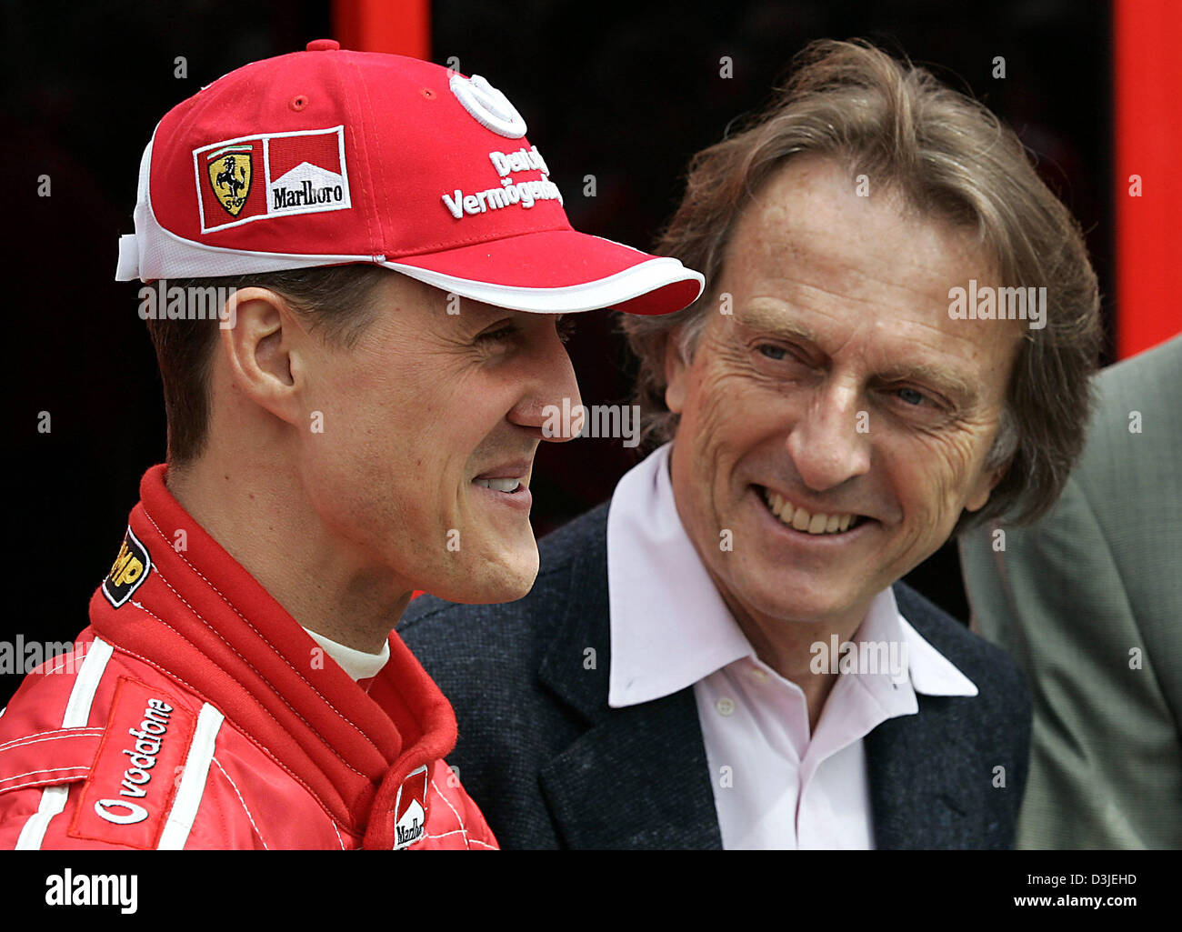 (Dpa) - italienische Ferrari-Chef Luca di Montezemolo (R) deutsche Formel1 Rennfahrer Michael Schumacher Ferrari vor dem Start des Grand Prix von San Marino in Imola, Italien, 24. April 2005 schaut. Stockfoto