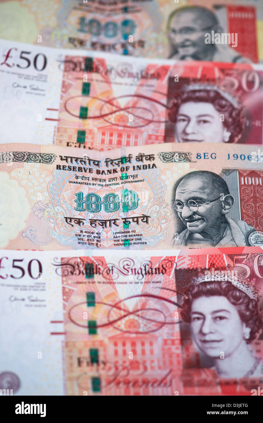 Britische und indische Währung. Sterling und Rupie Noten Stockfoto
