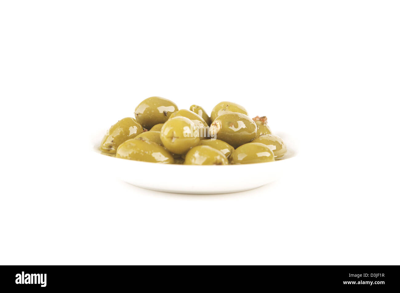 Gefüllte grüne Oliven in einer weißen Schüssel serviert Stockfoto