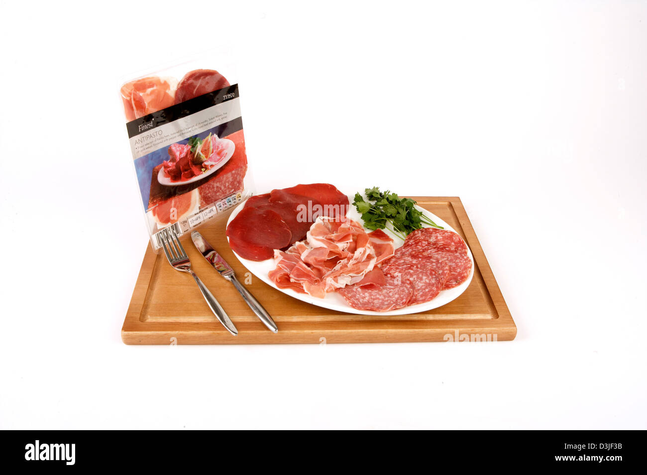 Eine Auswahl an Tesco italienisches Fleisch auf ein Holzbrett gelegt Stockfoto