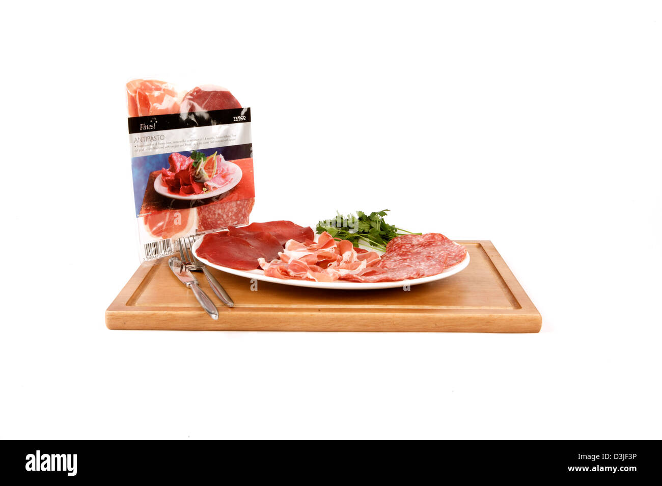 Eine Auswahl an Tesco italienisches Fleisch auf ein Holzbrett gelegt Stockfoto