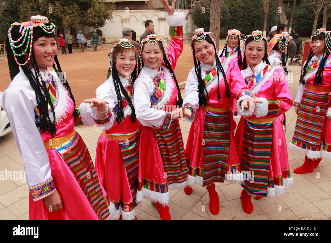 China, Yunnan, Kunming, Frauen aus ethnischen Minderheiten, Stockfoto