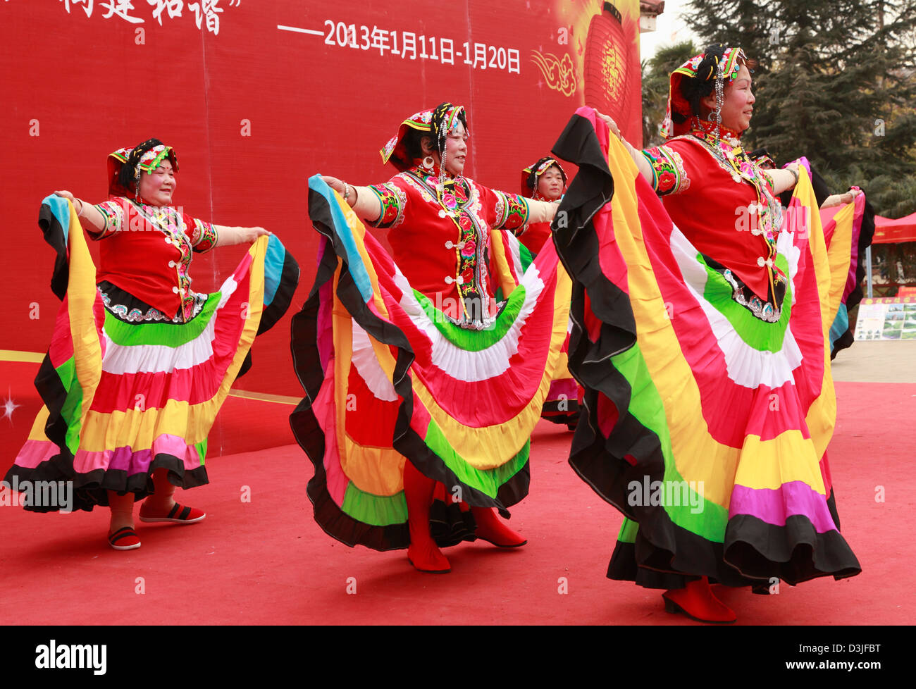 China, Yunnan, Kunming, Frauen aus ethnischen Minderheiten, tanzen, Stockfoto