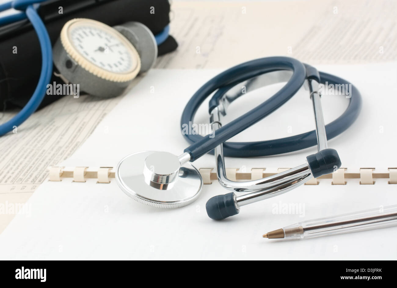 Blaue Stethoskop mit Druckmessgerät auf Rohlinge Stockfoto