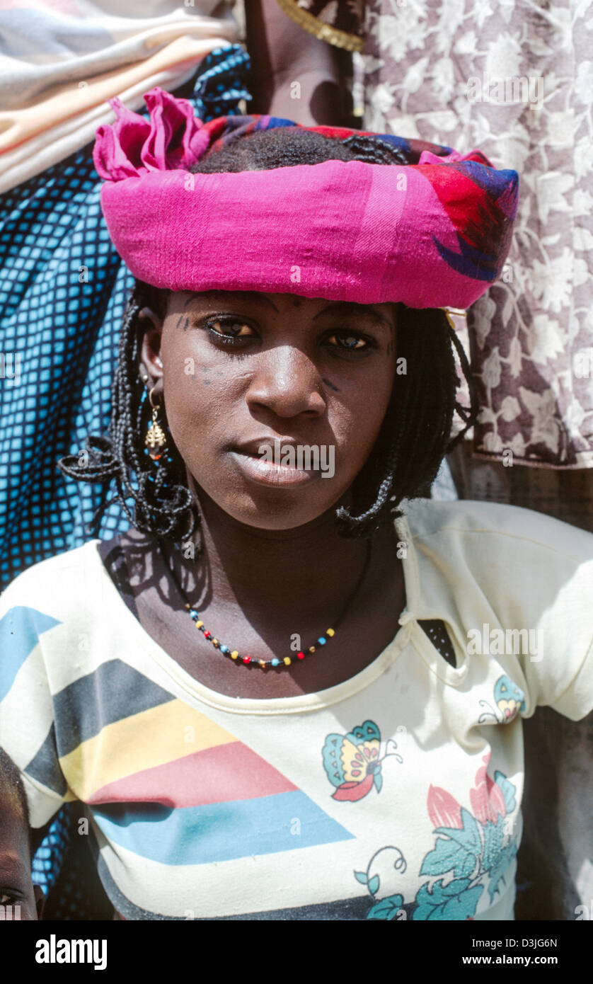 Porträt eines Mädchens aus dem Stamm der Bozo, das am Ufer des Niger lebt. Dagua Womina. Mali. Westafrika Stockfoto