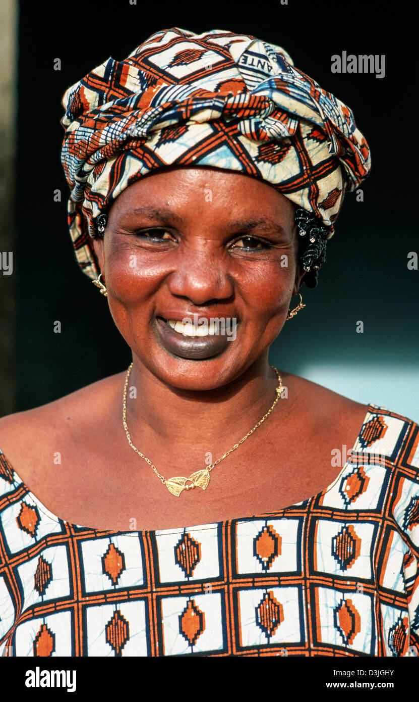 Porträt einer Fulani-Frau, Mitglied eines Fulani-Frauenverbandes, Sevare. Mali Stockfoto