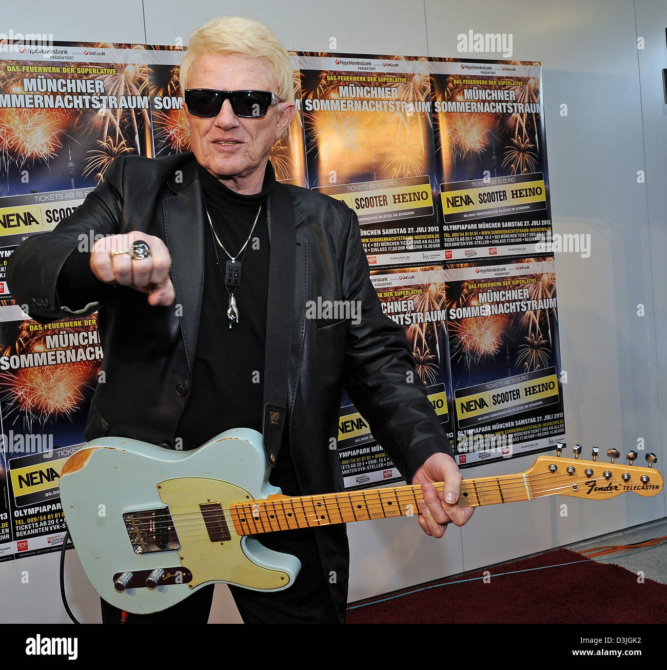 Volkssänger Heino posiert mit einer Fender Telecaster Gitarre bei einem Fototermin München 2013 Midsummer Night Dream Music Festival in München, Deutschland, 20. Februar 2013. Die Sängerin ist, auf dem Musikfestival am 27. Juli 2013 im Olympiastadion durchzuführen. Foto: URSULA Düren Stockfoto