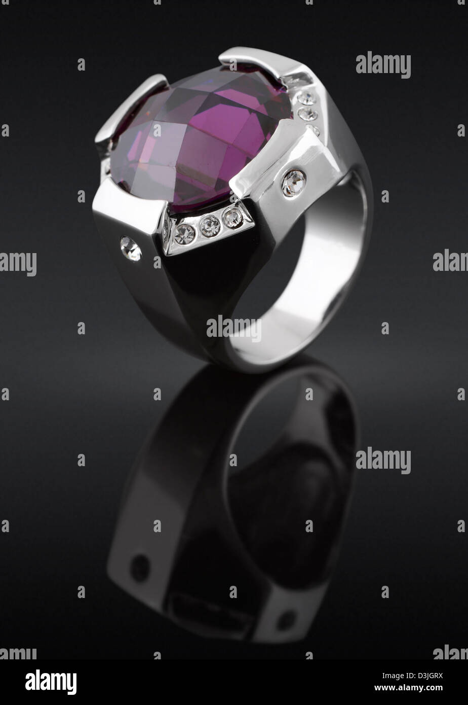 Ring mit Edelstein auf schwarzem Hintergrund Stockfoto
