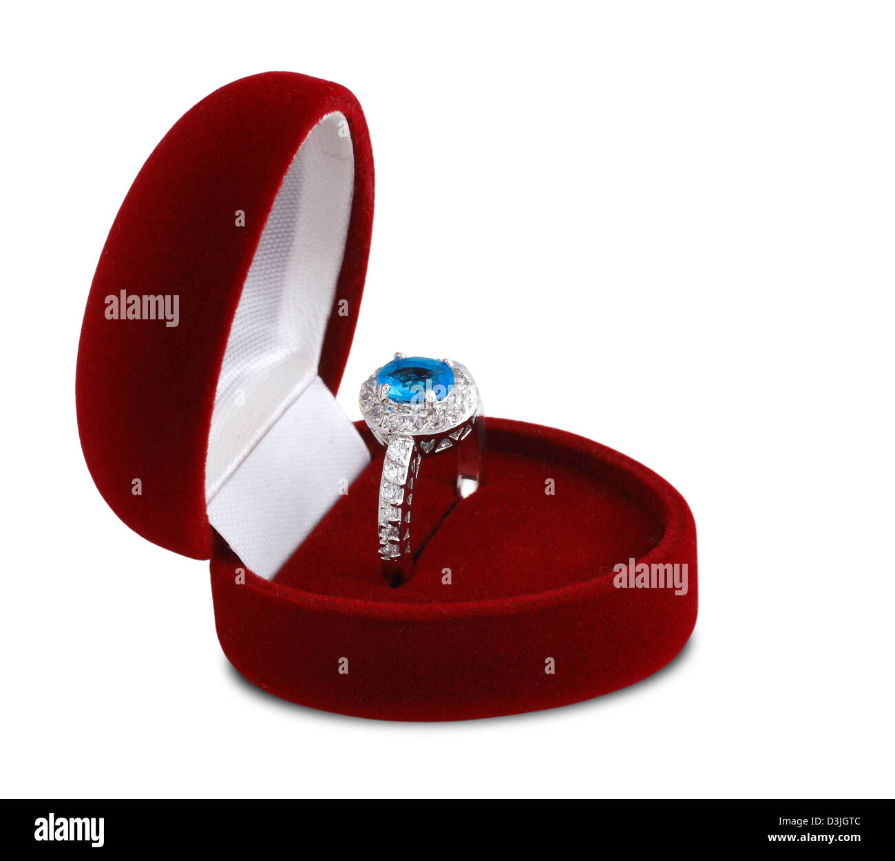 Diamant-Ring in rotem Samt Box isoliert auf weißem Hintergrund Stockfoto
