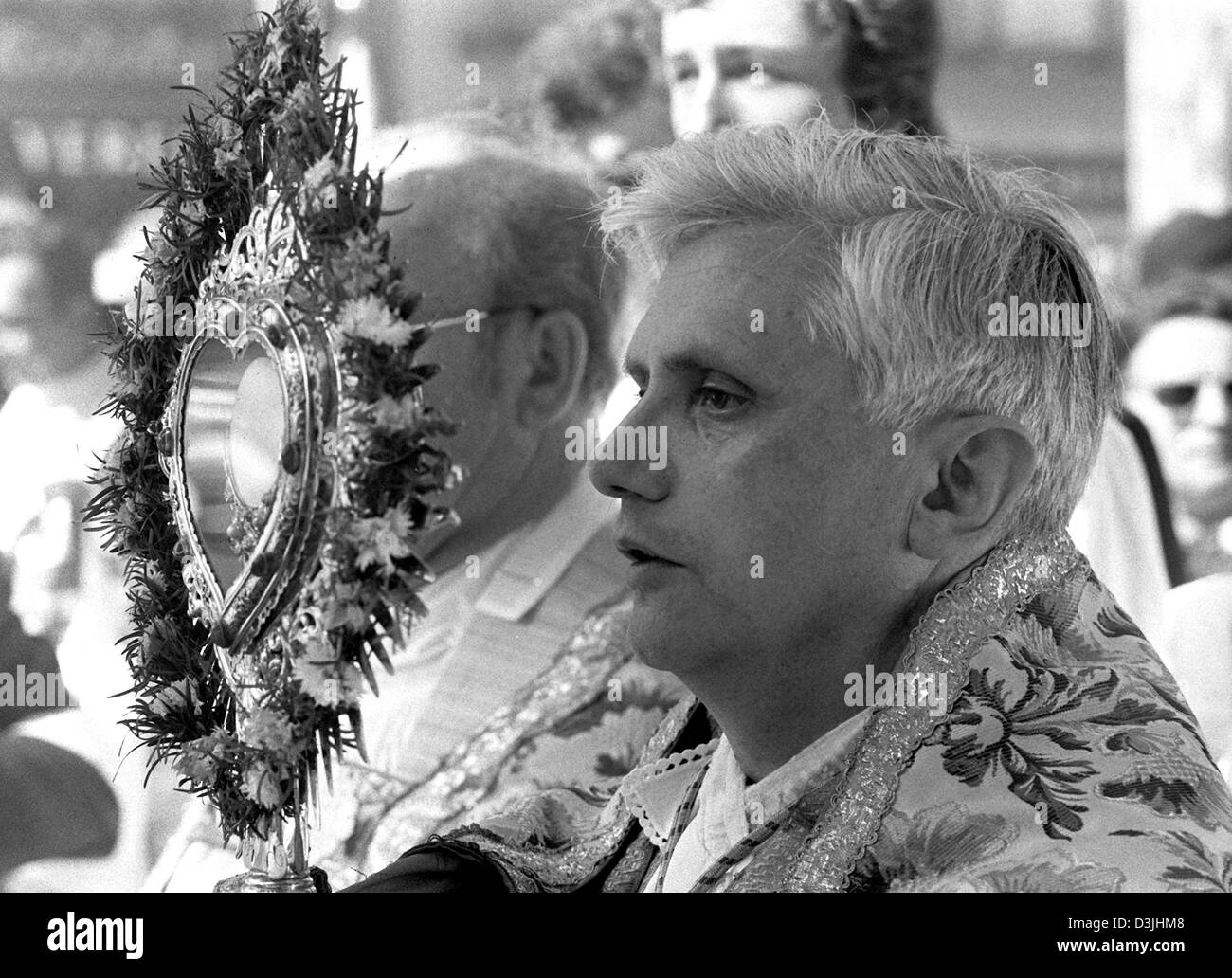 (Dpa-Dateien) - Joseph Ratzinger, neue Archbiship von München und Freising, während eine Fronleichnamsprozession in München, 9. Juni 1977 abgebildet. Stockfoto