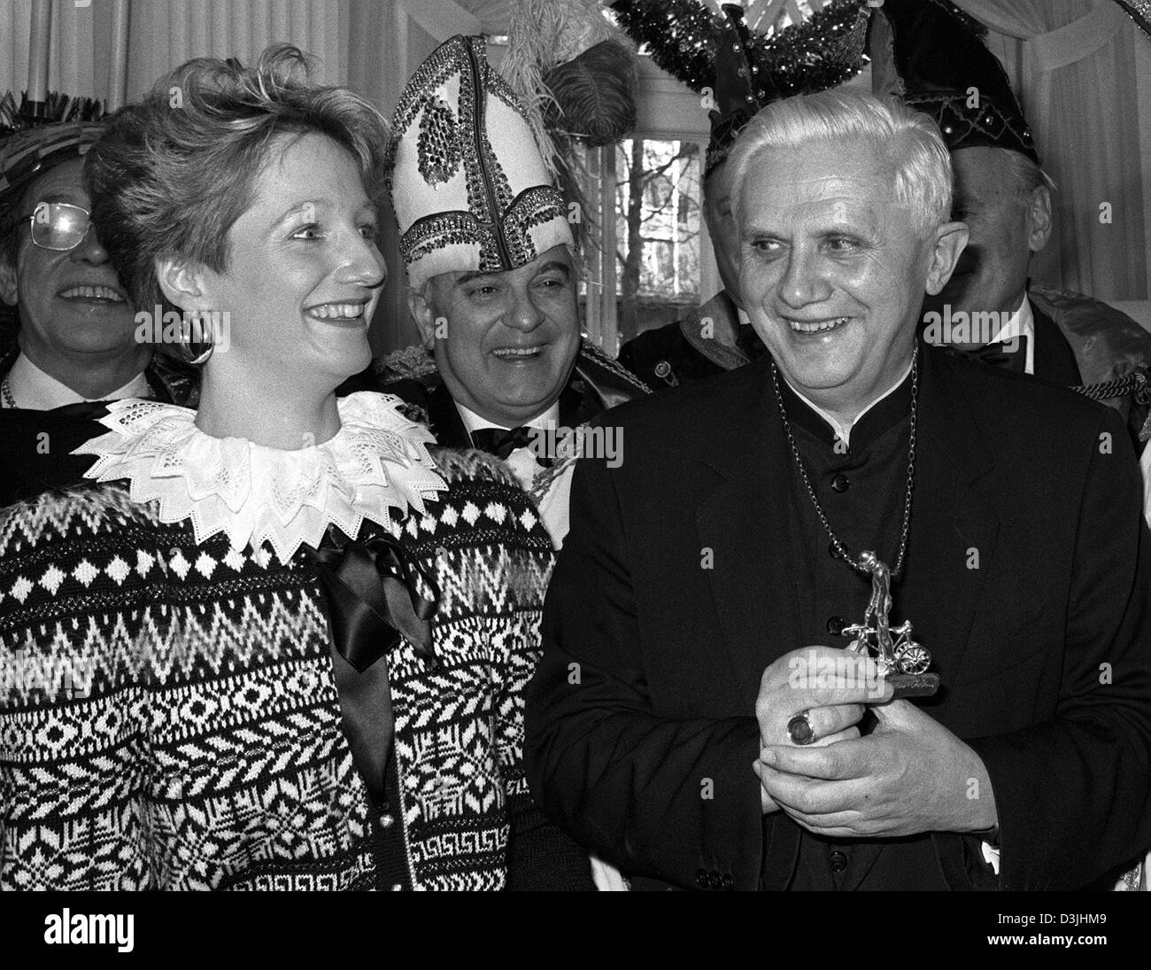 (Dpa-Dateien) - Medaille Cardinal Joseph Ratzinger (R) Lächeln während der Zeremonie, wo er die so genannte Valentins erhält, an der katholischen Akademie in München, Deutschland, 4. Januar 1989. Ratzinger erhielt für seine Schriften und Predigten. Stockfoto
