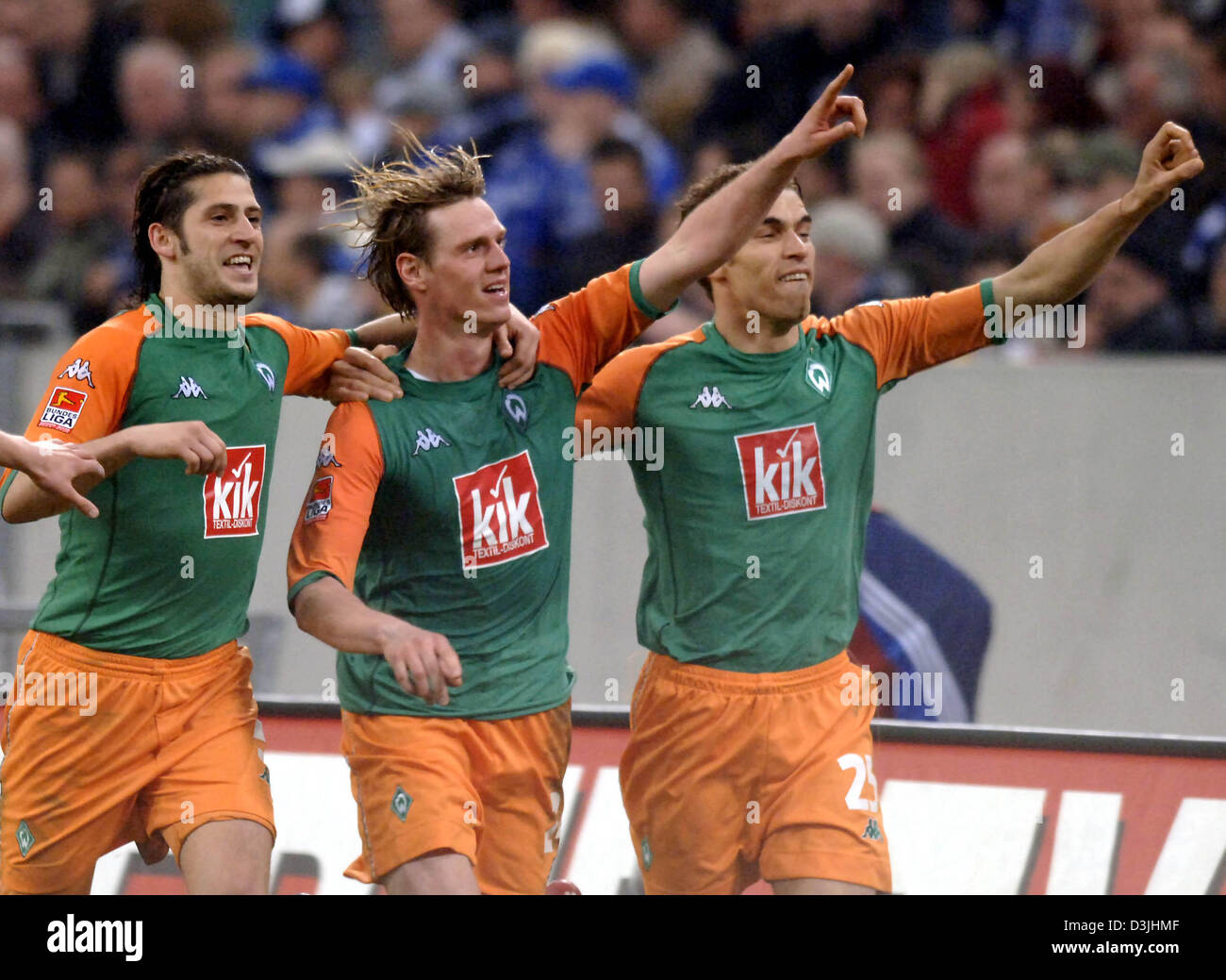 (Dpa) - Werder Bremen Spieler Uemit Davala, Tim Borowski und Valerien Ismael (L-R) feiern Borowski 2: 1-Führung Tor gegen FC Schalke 04 während des deutschen inländischen DFB Pokal Halbfinale Spiels in der Arena Auf Schalke in Gelsenkirchen, Deutschland, 19. April 2005. Schalke gewann das Spiel nach dem sog. und 7-6 Strafen. Stockfoto