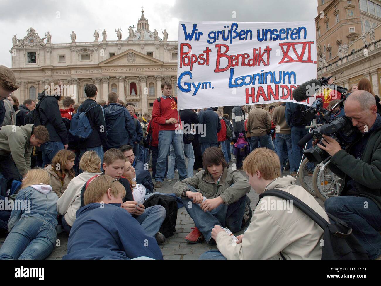 (Dpa) - die deutschen Pilger begrüßen neu gewählten Papst Benedict XVI. mit einem Banner auf dem Petersplatz in Rom, Italien, Mittwoch, 20. April 2005. Kardinal Joseph Ratzinger Deutschlands wurde Papst im Vatikan am Dienstag, 19. April 2005 am Ende eines der kürzesten Konklave in der Geschichte gewählt, vorausgesetzt, der Name von Papst Benedikt XVI. Stockfoto