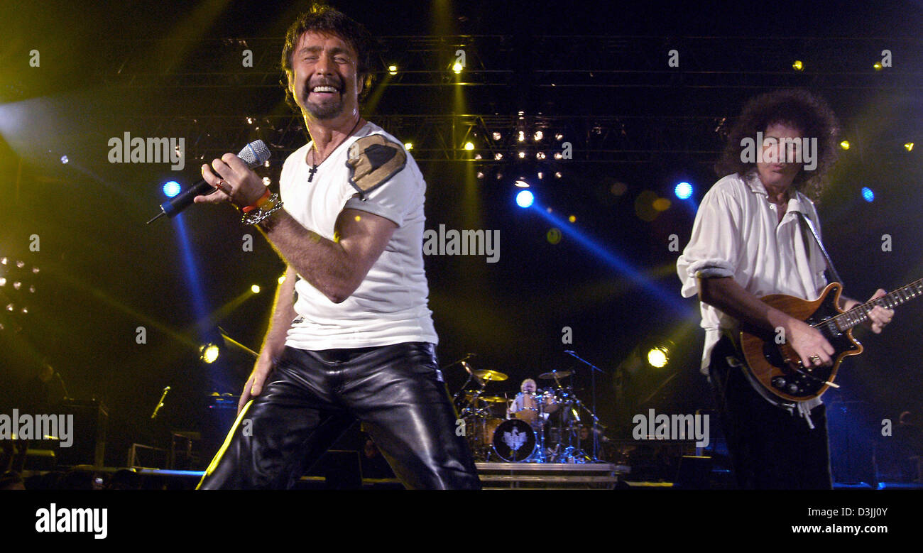 Dpa) - können die britische Rock-Sänger Paul Rodgers (L) und Brian während  ihres Konzertes in der Olympiahalle in München, 14. April 2005  durchzuführen. Die britische pop-Band Queen und Paul Rodgers trat zum