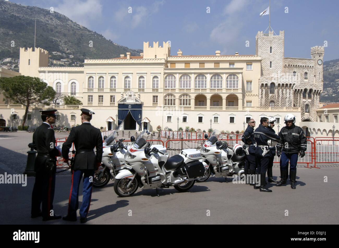 (Dpa) - Polizisten bewachen den Palast Eingang in Monaco, Monaco Zustand, 14. April 2005. Fürst Rainier III von Monaco starb im Alter von 81 Jahren am 6. April 2005. Die Trauerfeier für ihn findet am 15. April 2005. Stockfoto