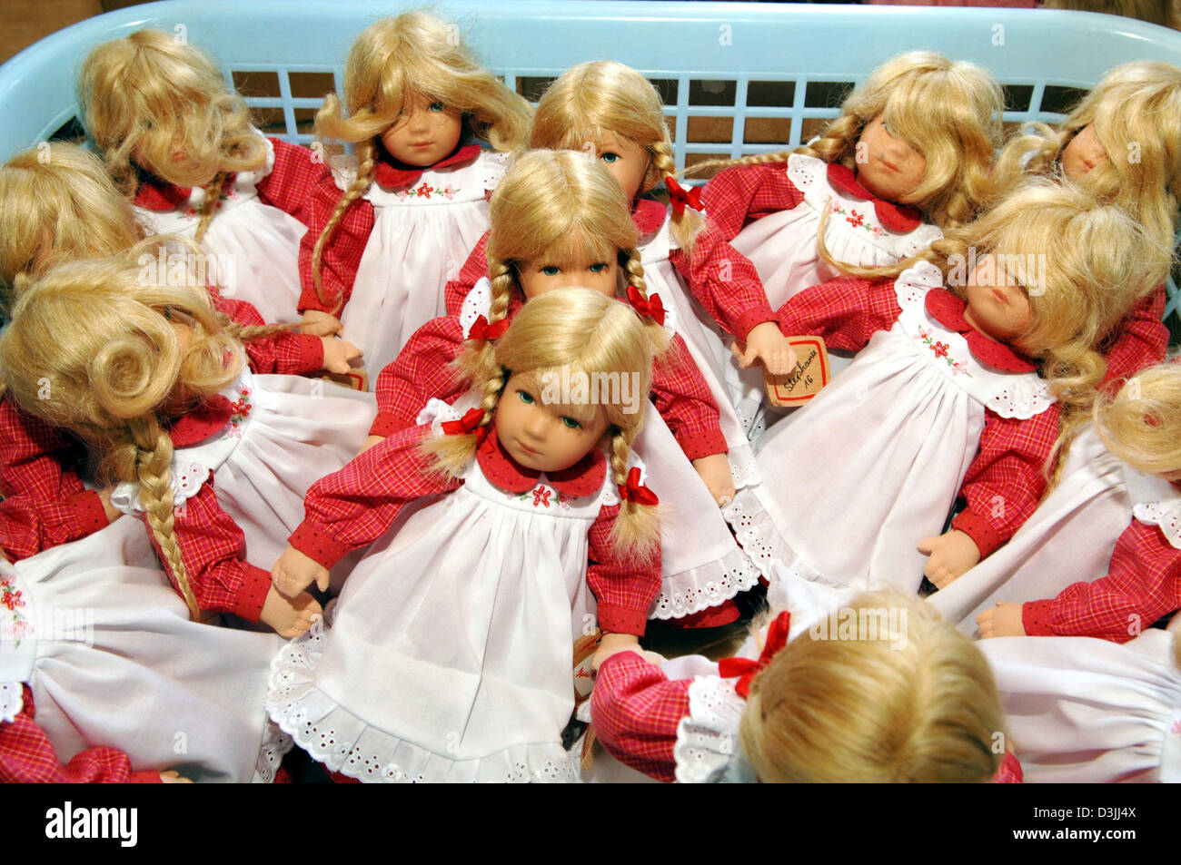Dpa) - hergestellt von der Firma Käthe Kruse Puppen warten Paketnummer in  Donauwörth, Deutschland, 11. April 2005. Die handgemachten Puppen sind  gefüllt mit Pferd oder Rentier Haar. Ein echtes Haar Haarstil ist