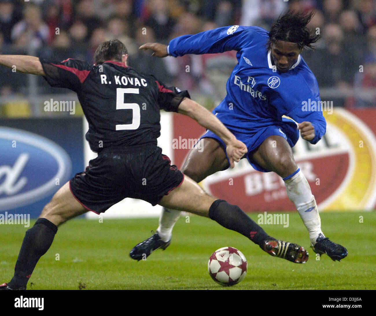 (Dpa) - FC Chelsea Didier Drogba (R) verteidigt den Ball gegen FC Bayern Robert Kovac während ihre UEFA Champions League, Viertelfinale, zweite Bein Fußballspiel im Olympiastadion in München, Deutschland, 12. April 2005. Stockfoto