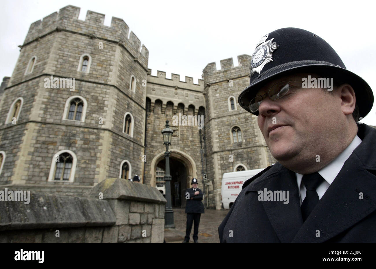 (Dpa) - das Foto zeigt Polizisten vor Windsor Castle in Windsor, England, 6. April 2005. Am 9. April Prince Charles und Camilla Parker Bowles verheiratet in einem Standesamt in Windsor, fand eine kirchliche Trauung in der Kapelle von Schloss Windsor. Stockfoto