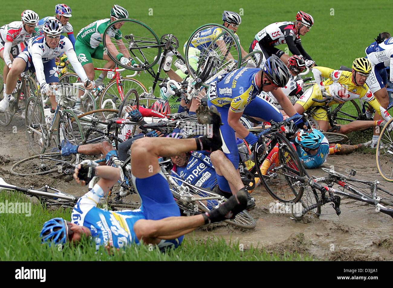 (Dpa) - fallen zahlreiche Radfahrer während der gepflasterten klassische Tour Paris-Roubaix in der Nähe von Compiègne, Frankreich, 10. April 2005. Stockfoto