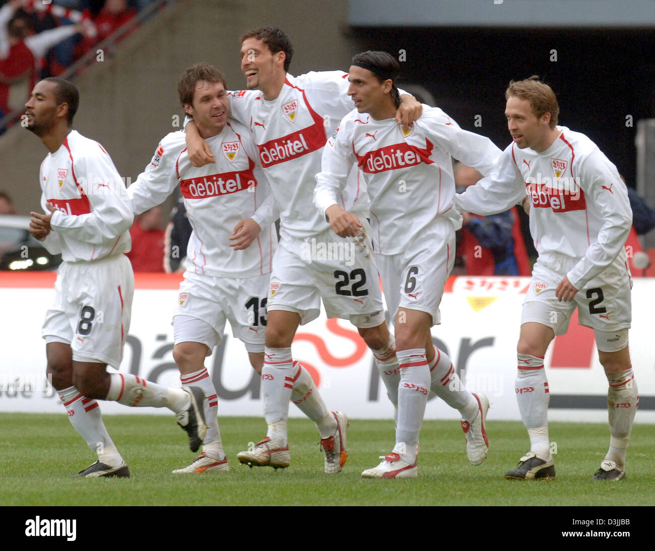 (Dpa) - Spieler Cacau, Christian Tiffert, Kevin Kuranyi, Fernando Meira und Andreas Hinkel (L-R) der VfB Stuttgart feiert Kuranyi 1-0 Führung Tor gegen FC Schalke 04 im Gottlieb-Daimler-Stadion in Stuttgart, Deutschland, 9. April 2005. Stockfoto
