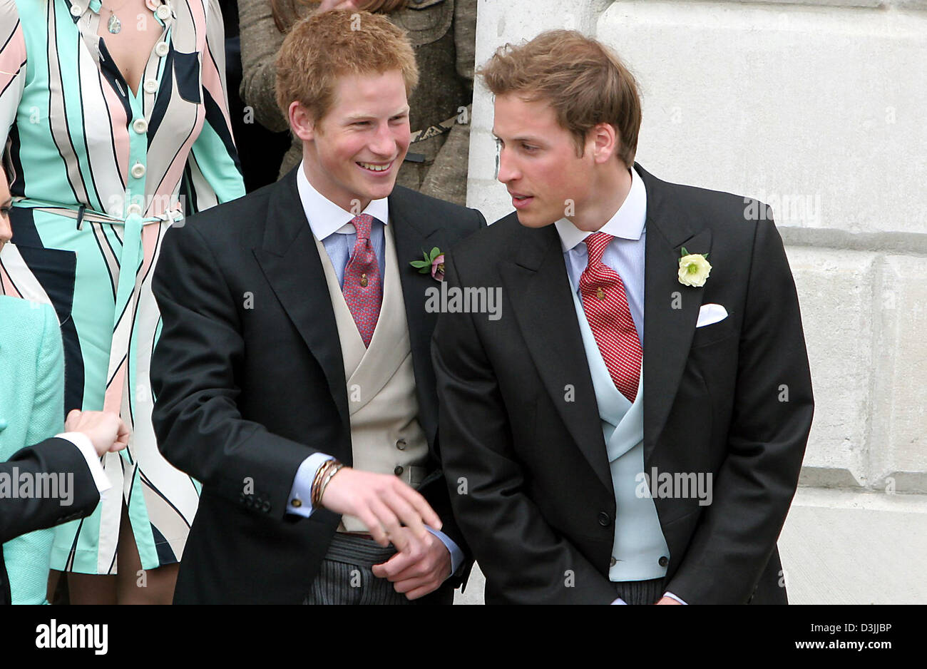 (Dpa) - Prinz Harry (L) und Prinz William Lächeln, als sie die Hochzeit von Prinz Charles und Camilla Parker Bowles in Windsor, UK, 9. April 2005 zu besuchen. Stockfoto