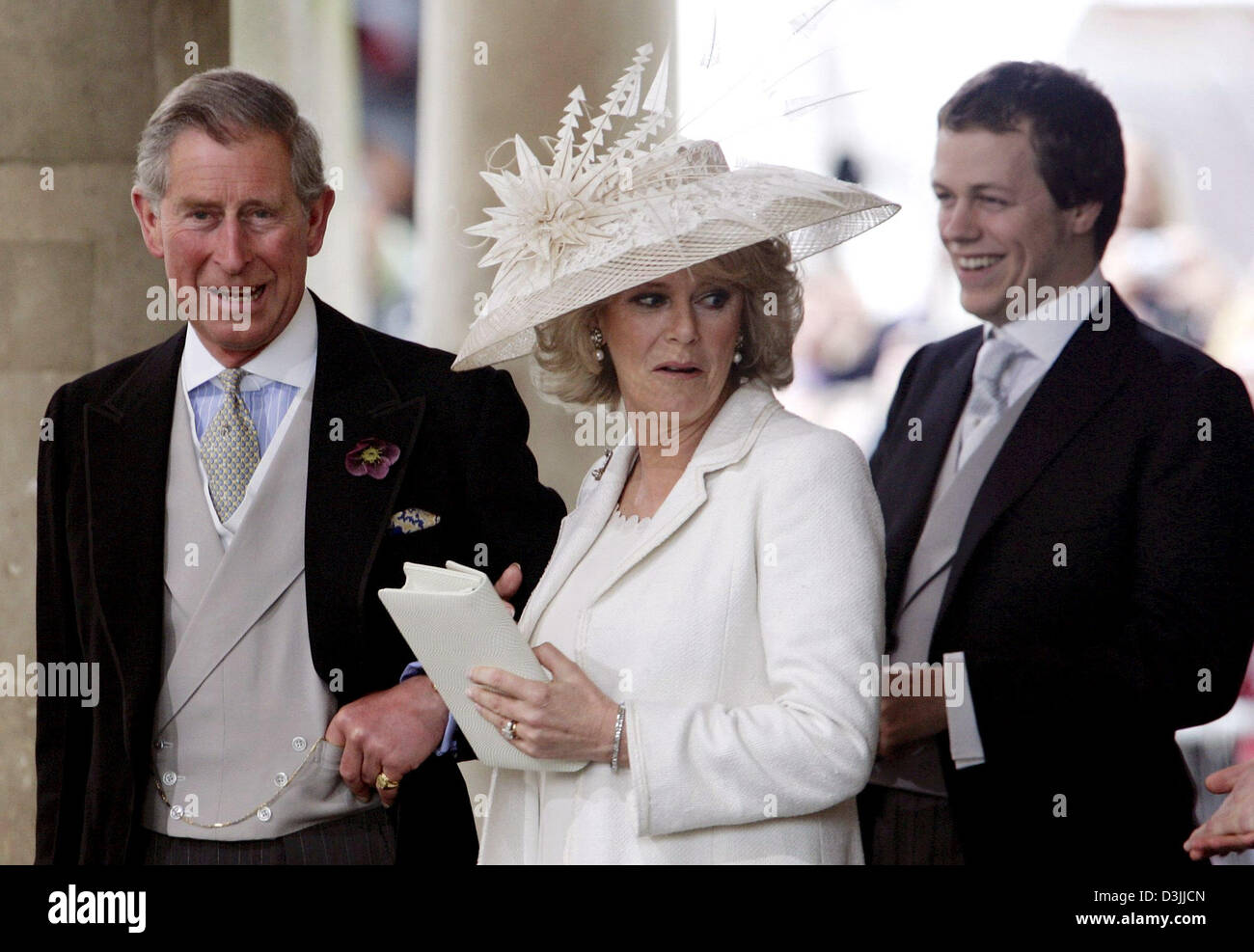 (Dpa) - Tom Parker Bowles (R), Sohn des Camilla Parker Bowles (C), steht hinter seiner Mutter und Prinz Charles bei ihrer Hochzeit in Windsor, UK, 9. April 2005. Stockfoto