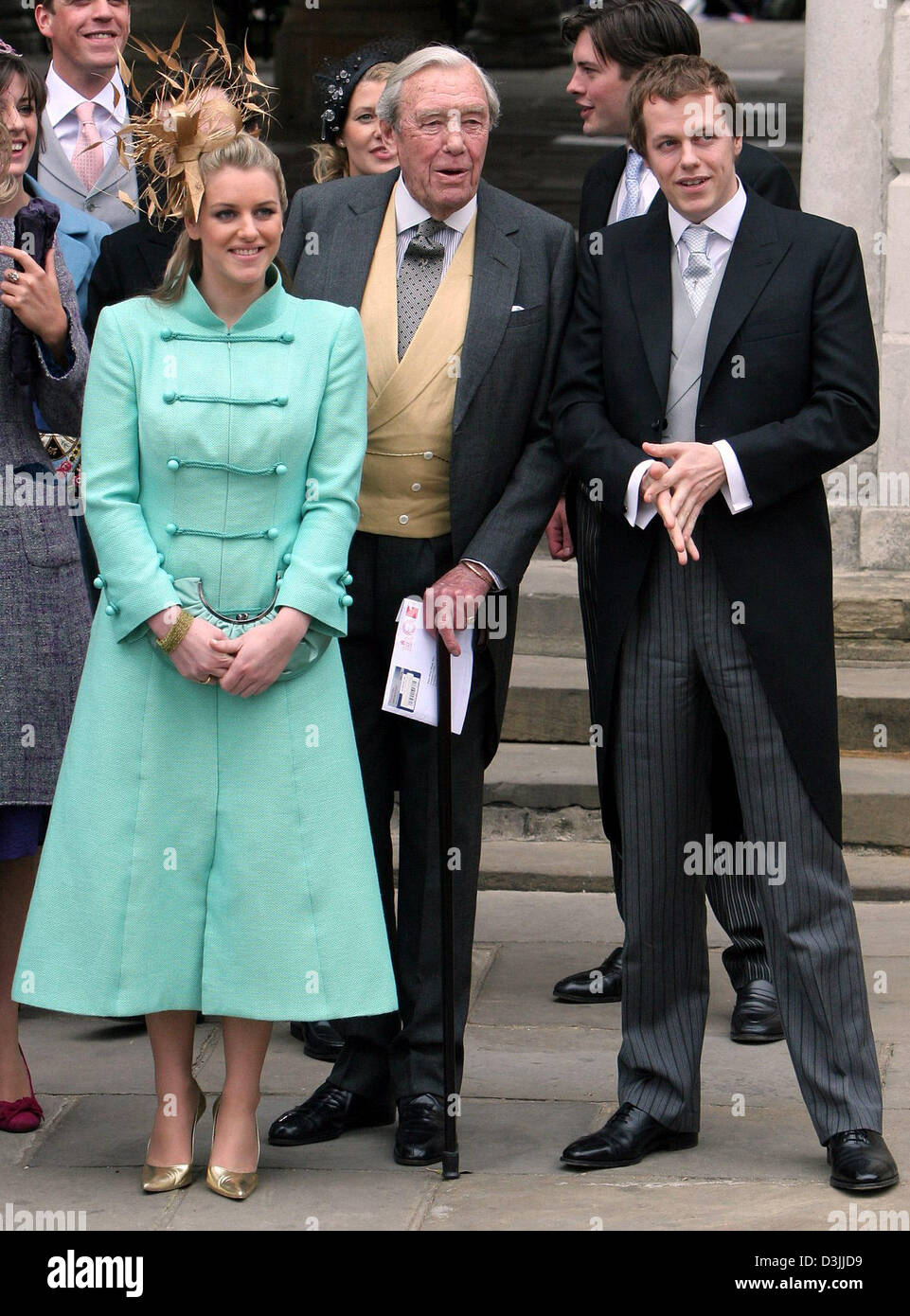 (Dpa) - Laura (L) und Tom Parker Bowles (R) besuchen mit dem Vater der Braut, Bruce Shand (C), die Hochzeit ihrer Mutter Camilla Parker Bowles und Prinz Charles in Windsor, UK, 9. April 2005. Stockfoto