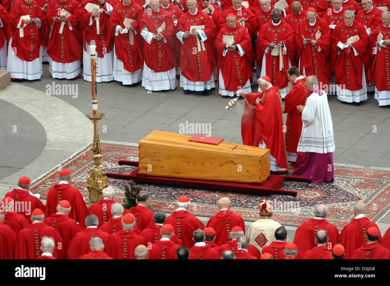 (Dpa) - deutsche Kardinal Joseph Ratzinger (3. v. R) segnet den Sarg mit der Leiche von Papst Johannes Paul II während der Trauerfeier auf dem Petersplatz im Vatikan, Vatikanstadt, 8. April 2005. Der Papst starb im Alter von 84 Jahren am 8. April 2005. Stockfoto