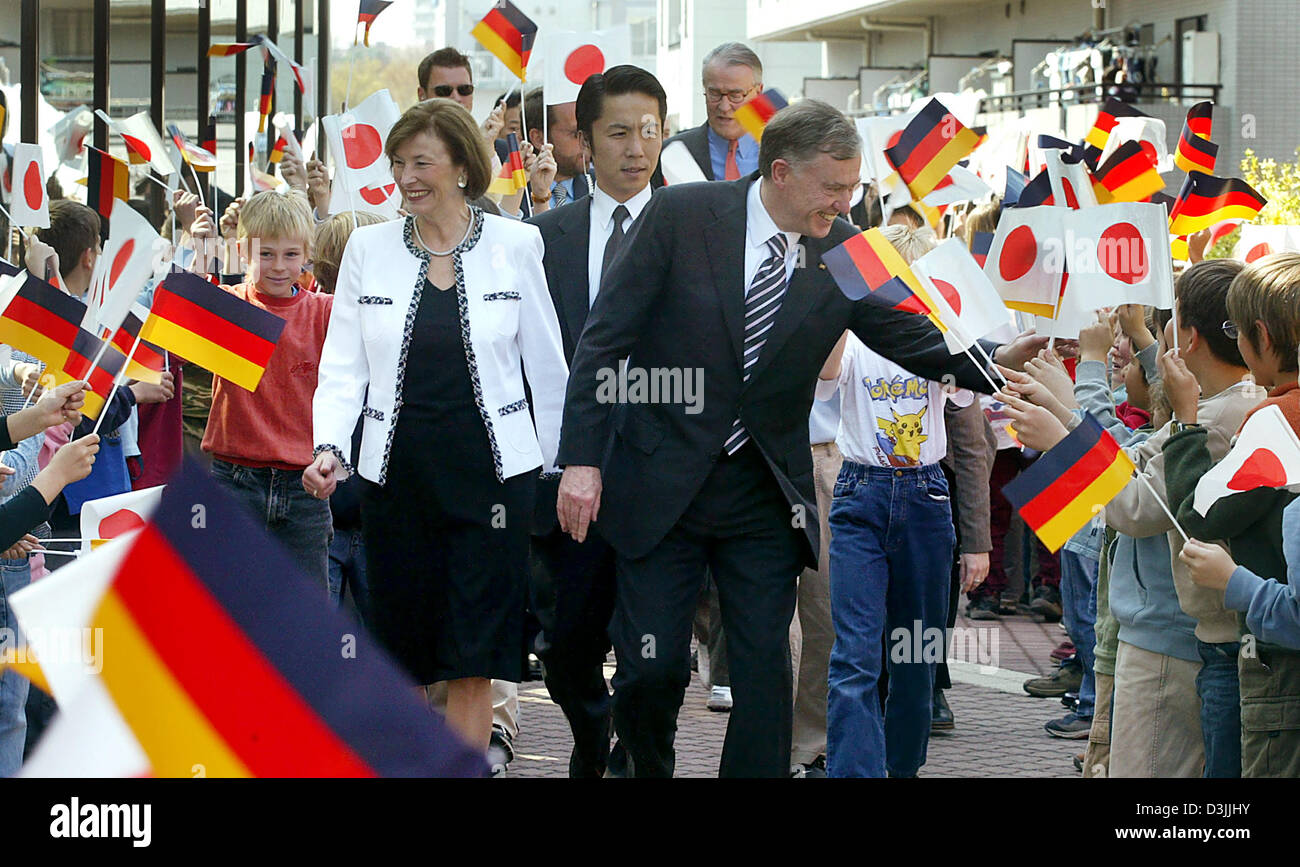 (Dpa) - Bundespräsident Horst Köhler und seine Frau Eva werden begrüßt mit deutschen und japanischen Fahnen von Schülern der deutschen Schule in Yokohama, Japan, 5. April 2005. Köhler ist ein Vier-Tages-Besuch in Japan. Stockfoto