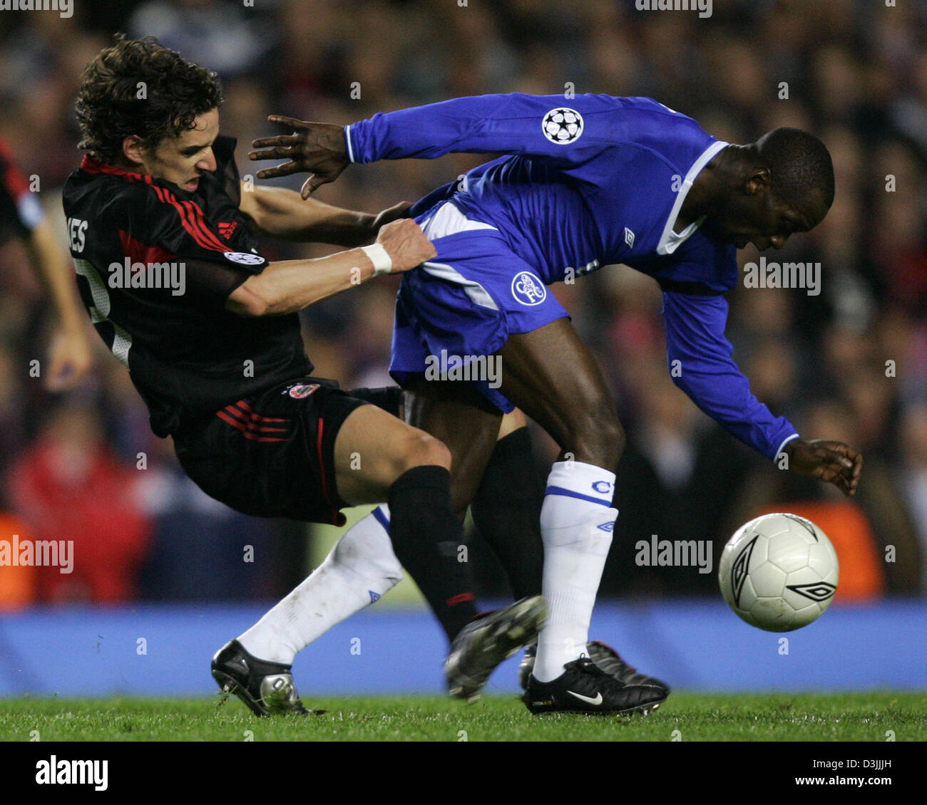 (Dpa) - FC Chelsea Claude Makelele (R) kämpft um den Ball mit FC Bayern Owen Hargreaves während ihre UEFA Champions League, Viertelfinale, Hinspiele Fußballspiel an der Stamford Bridge, London, UK 6. April 2005. Stockfoto