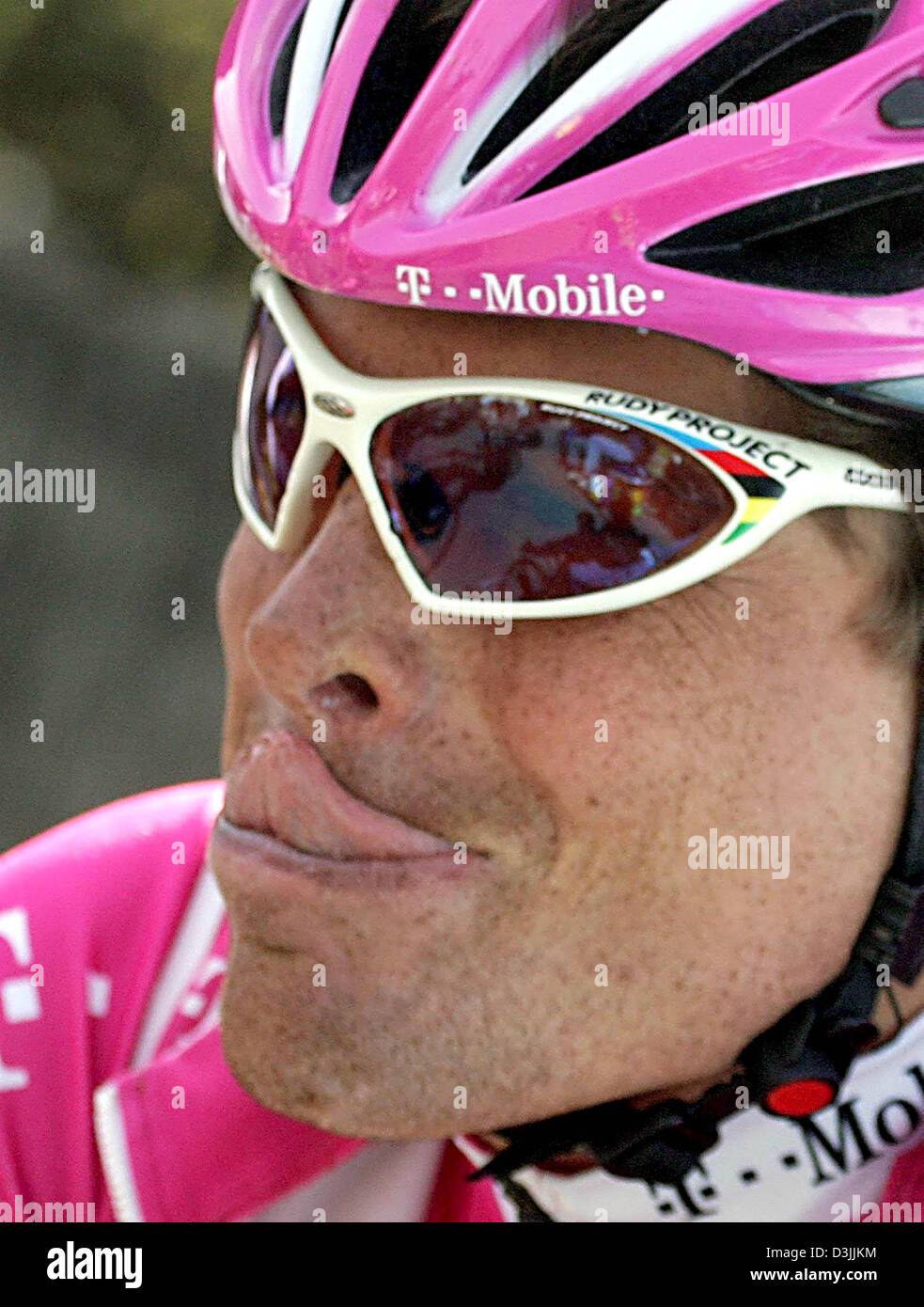 (Dpa) - sticks deutscher Radrennfahrer Jan Ullrich Team T-Mobile seine Zunge während der ersten Etappe der Sarthe-Tour in Angers, Frankreich, 5. April 2005. Die Etappe führt von Saint-Hilaire-de-Riez in Varades. Ullrich debütiert auf der Tour in der diesjährigen Radsaison. Stockfoto