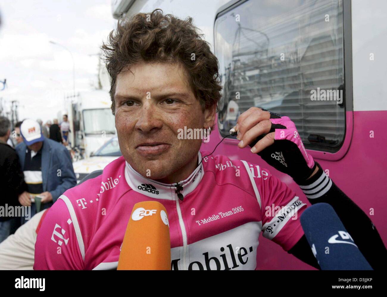 (Dpa) - deutsche Radfahrer Jan Ullrich von T-Mobile Team ein Interview verleiht deutschen Fernsehen nach Abschluss der ersten Phase der viertägigen Sarthe-Rundfahrt an Saint-Hilaire-de-Riez, Frankreich, 5. April 2005. Die Sarthe-Tour ist das erste Wettrennen für den Tour de France-Sieger von 1997 in diesem Jahr. Stockfoto