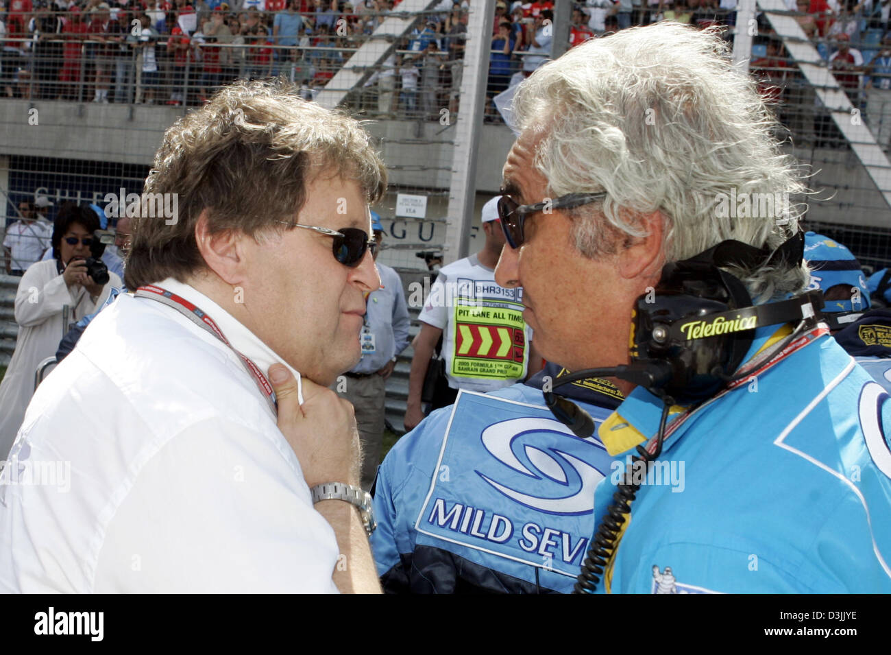 (Dpa) - deutsche Norbert Haug (Mercedes-Benz, L) und italienischen Flavio Briatore (Renault) im Bild vor dem Grand Prix von Bahrain in der Formel1 verfolgen in der Nähe von Manama, Bahrain, 3. April 2005. Stockfoto