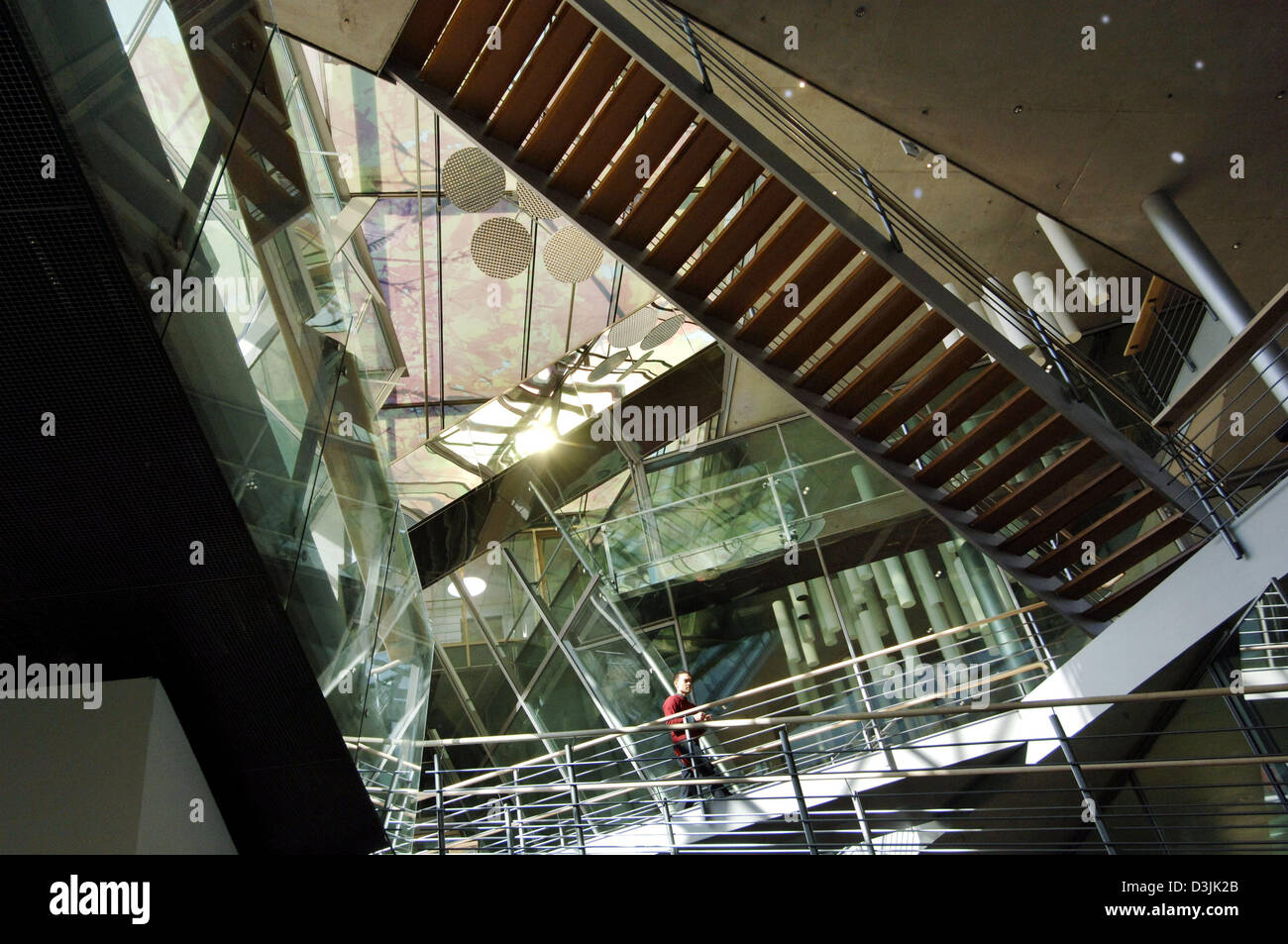 (Dpa) - ist der Innenraum des neuen Gebäudes der "Akademie der Kuenste" (Akademie der bildenden Künste) lichtdurchflutet am Pariser Platz (Paris Platz) in Berlin, Deutschland, 1. April 2005. Ab dem 2. April 2005 die Ausstellung bietet "Raum.Prolog" (Raum Prolog) die Möglichkeit, das neue Gebäude kennen zu lernen. Stockfoto