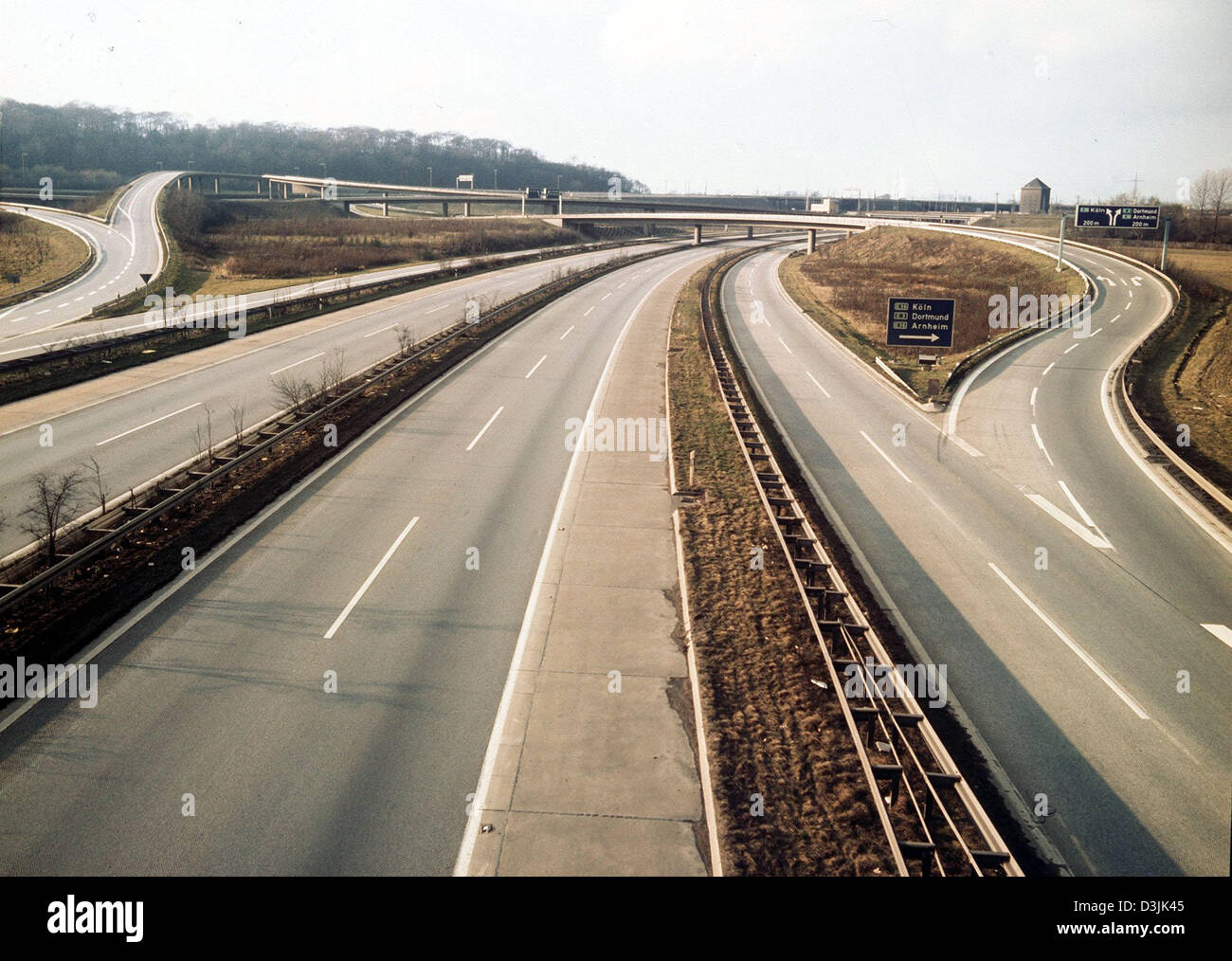 (Dpa-Dateien) - ein Blick auf die verlassenen Autobahnkreuz zwischen Duisburg und Kaiserberg, Deutschland, 2. Dezember 1973. Die verlassene Autobahn dokumentiert das Verbot auf der Fahrt in Deutschland aufgrund der Ölkrise im Jahr 1973. Heute verbietet Politiker wieder gefragt wegen der zunehmenden Luftverschmutzung in deutschen Städten fahren. Seit 1990 erlaubt das deutsche Emission Gesetz Verkehrsbehörden b erzwingen Stockfoto